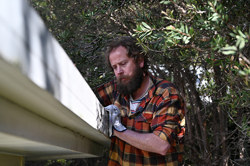 Cleaning gutters